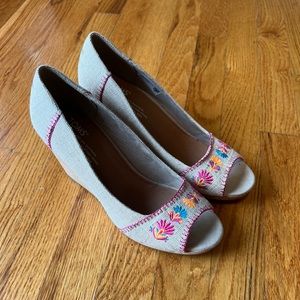 TOMS Natural Burlap Embroidered Stella Wedge Pump Size 8.5